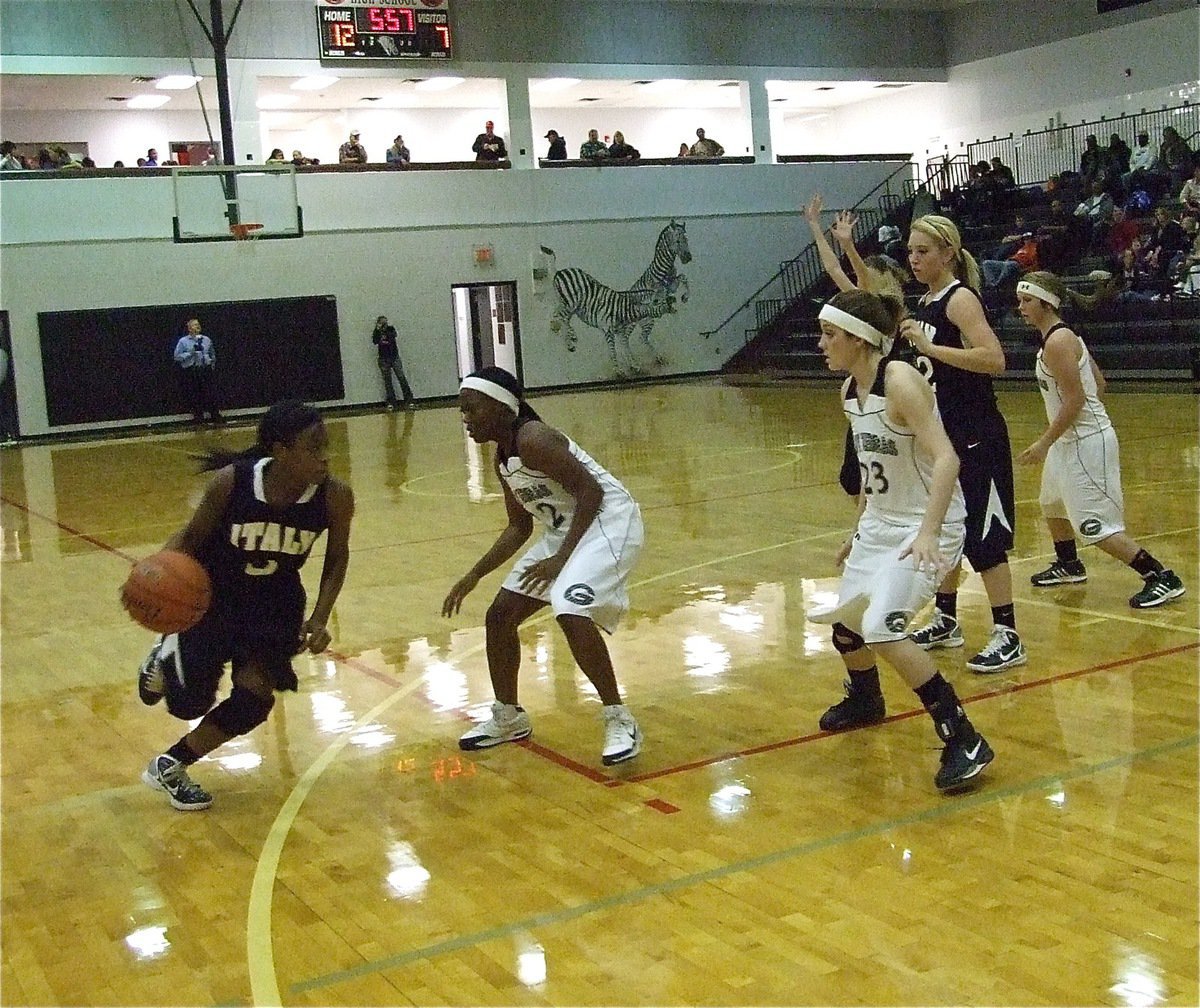 Image: Go, Cope! — Italy’s Jameka Copeland(5) dribbles around Grandview’s defenses while Megan Richards(22) posts up.