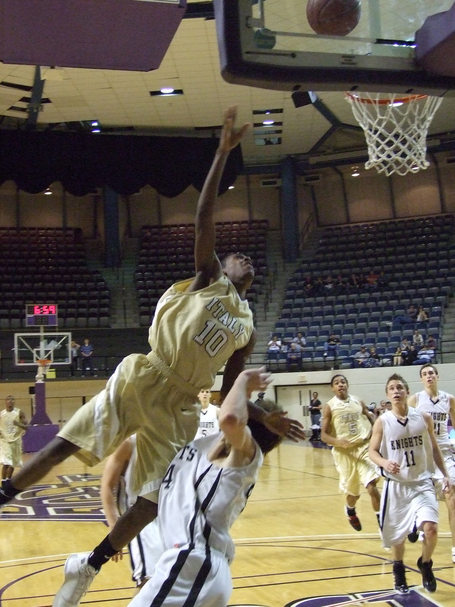 Image: John Isaac #10 launches Italy into Regional Final against Roscoe — Italy’s #10 John Isaac helped the Italy Gladiators win the Regional Semifinal Championship over the Lindsay Knights 74-64 in Abilene.