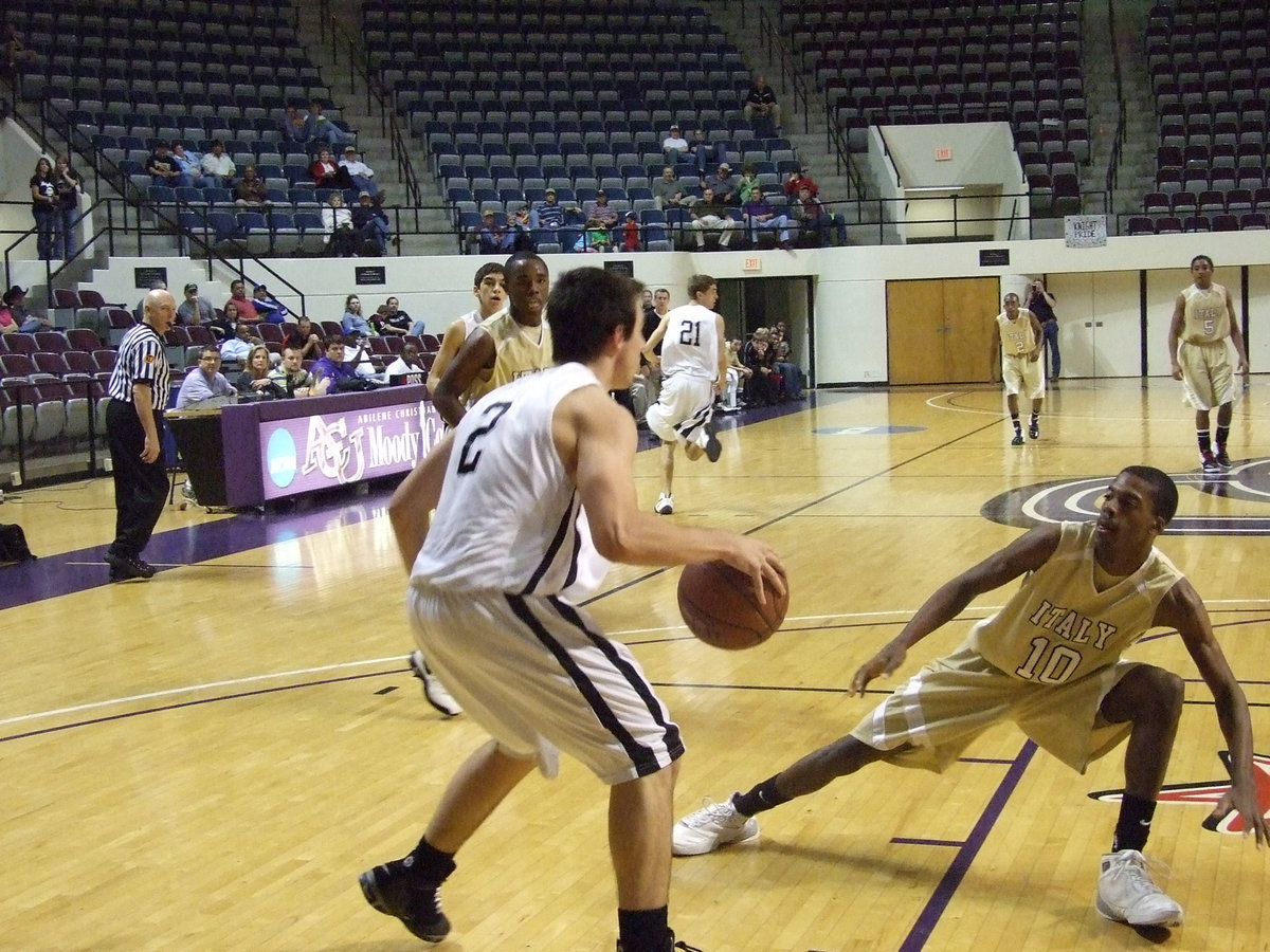 Image: The Golden Ninja — The Gladiators relied on their ninja like reflexes to impede the Knights’ fast break.