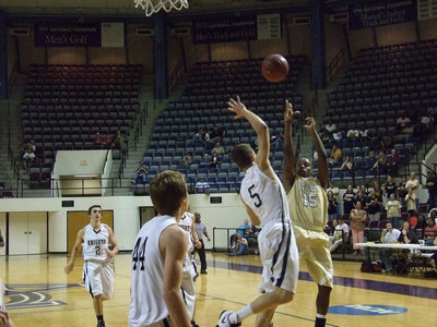 Image: Desmond scores — Italy senior Desmond Anderson #15 pops a jumper against the Knights.
