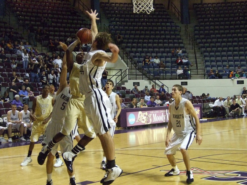 Image: Diamond cuts through — Italy’s Diamond Rodgers #4 splits two Lindsay defenders to get a shot up.