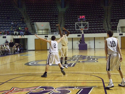 Image: Jasenio hits — Jasenio Anderson #11 hits a relaxed jump shot over the Lindsay defense.