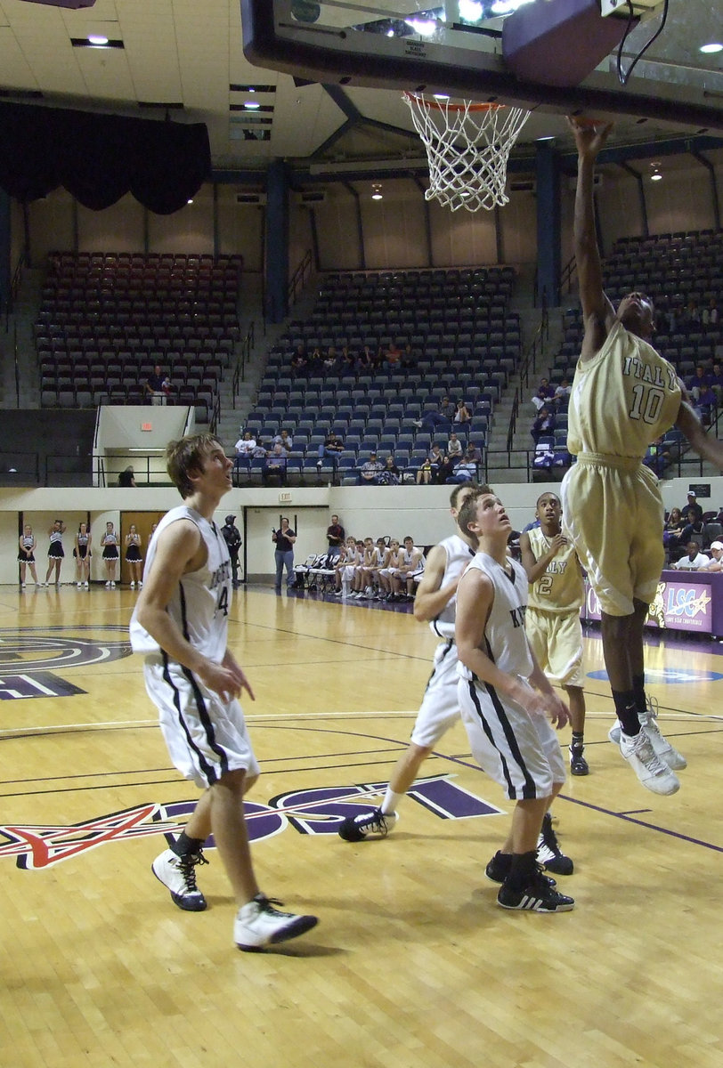 Image: John soars and scores — Italy’s John Isaac #10 willed his Gladiators to a victory.