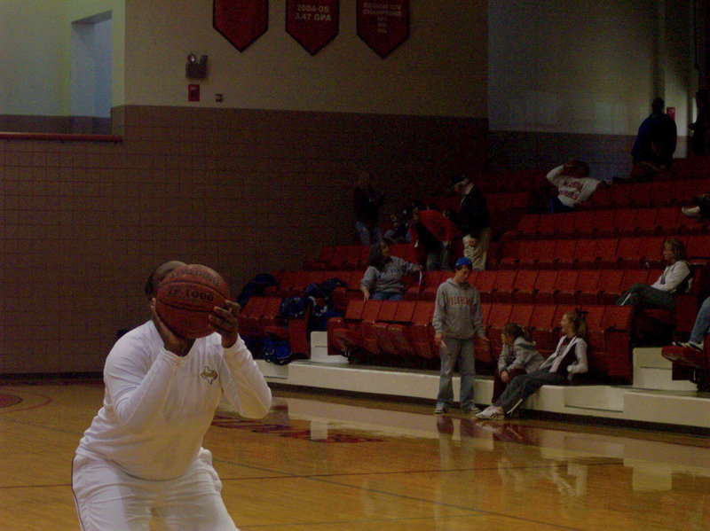 Image: Getting Focused — Italy’s Jimesha Reed practices a free shot before 1st round action.