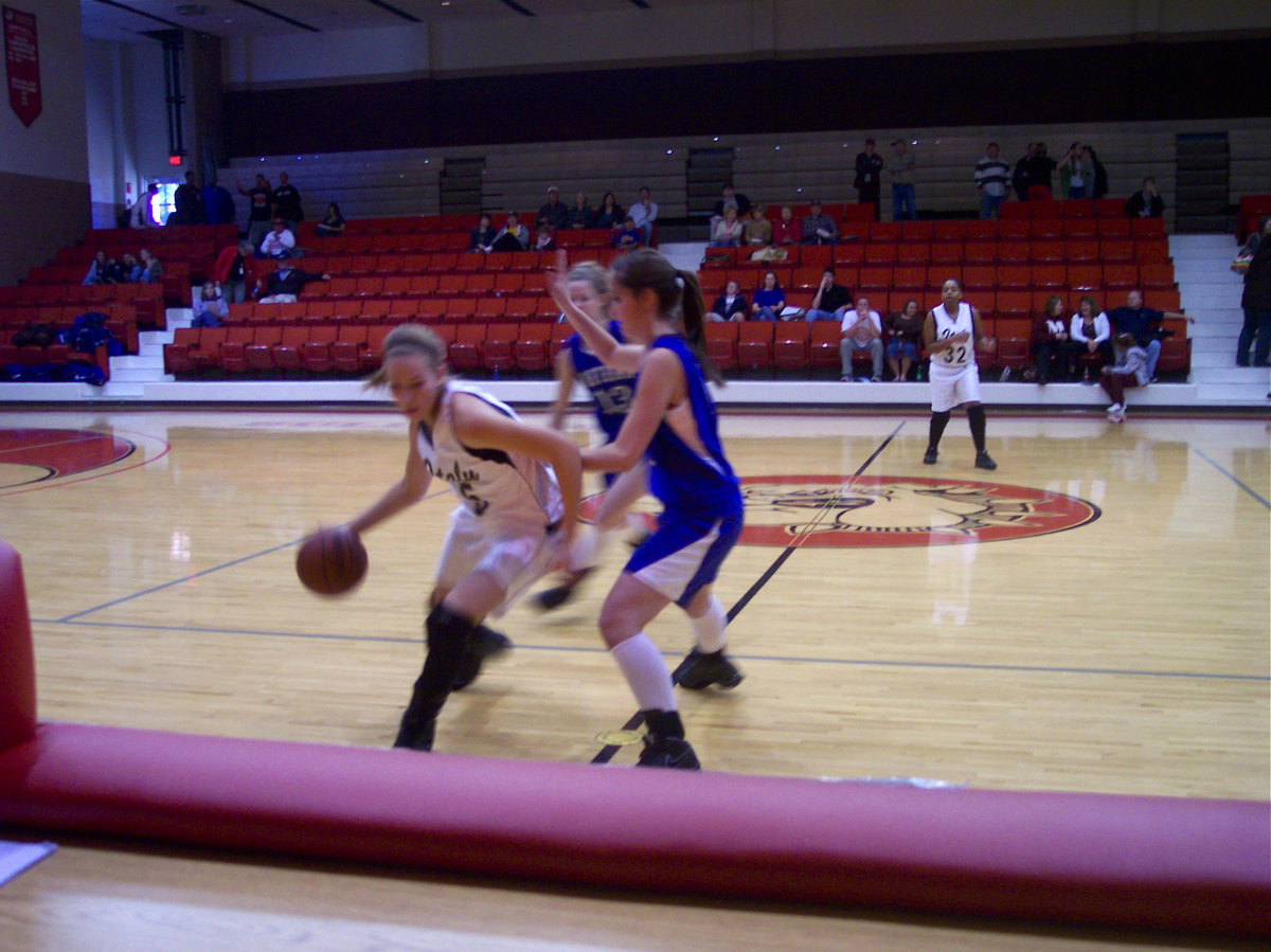 Image: DeMoss Beats The Trap — Italy’s #5 Becca DeMoss elbows her way through Wortham defenders.