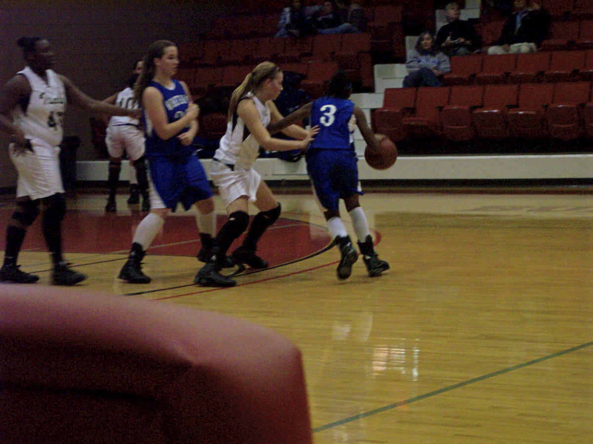 Image: I Got Your Back — Italy’s #40 Jimesha Reed helps #5 Becca DeMoss fight through a screen.