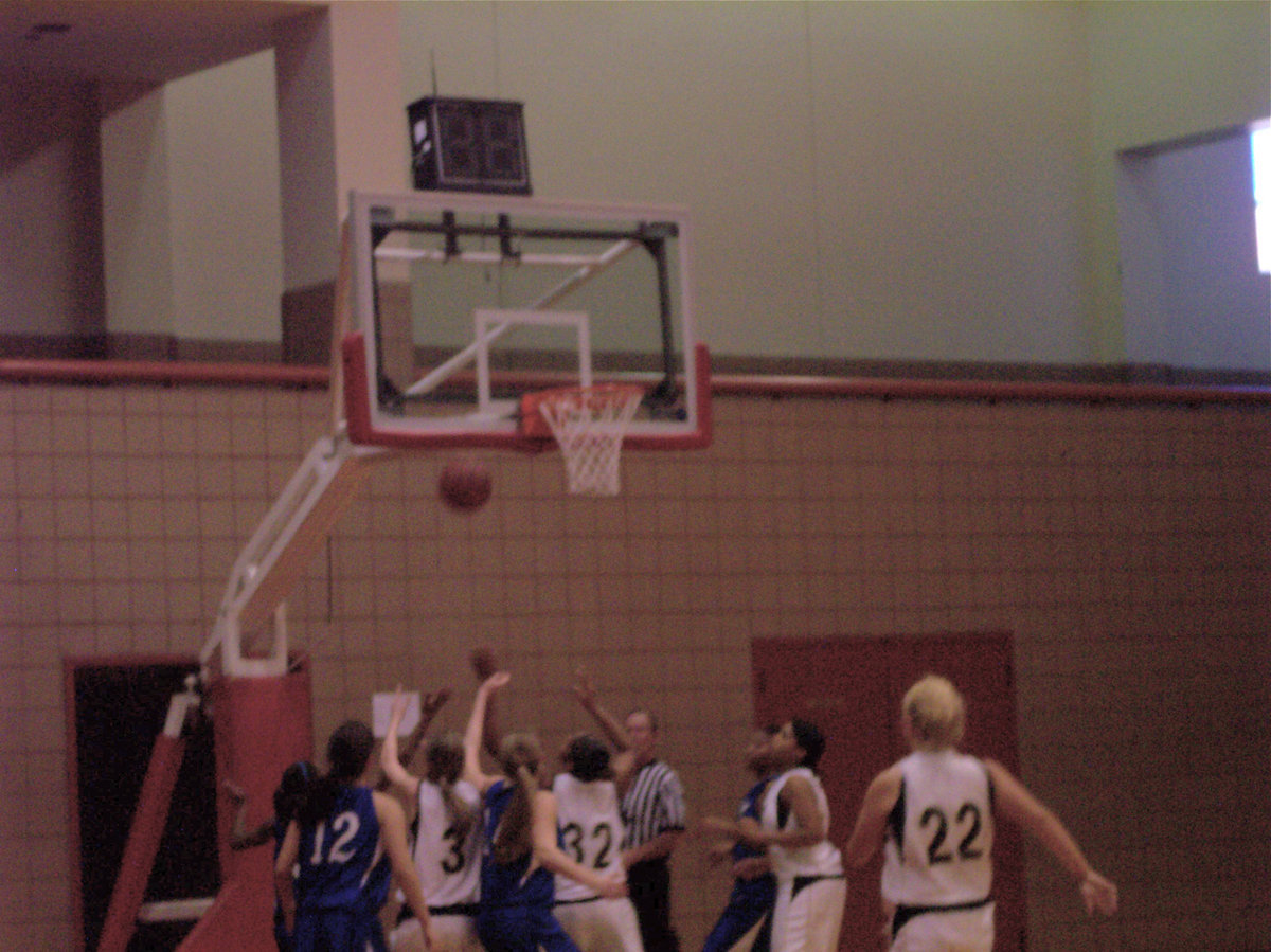 Image: Rebound That Basketball — Italy’s #3 Kaitlyn Rossa, #32 Shay Fleming and #10 Kyonne Birdsong try for the rebound as #22 Megan Richards flies in for backup.