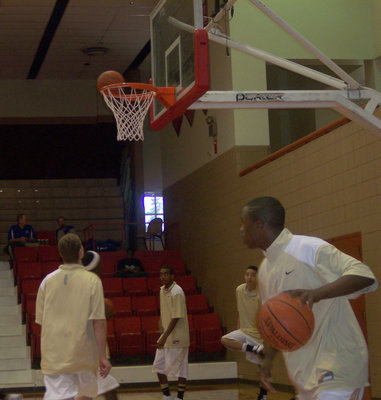 Image: Jasenio Loosens Up — Italy’s #11 Jasenio Anderson gets loose before 1st round action against Wortham.
