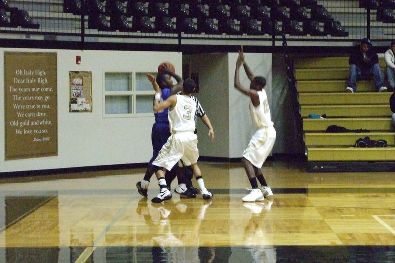 Image: Penned In — Italy’s Oscar Gonzalez #3 and teammate John Isaac #10 attempt to corner a Bulldog in the 1st half.