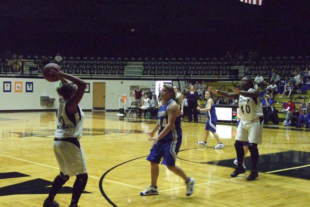 Image: Posting Up — Italy’s #32 Shay Fleming attempts to feed a pass to teammate #40 Jimesha Reed.