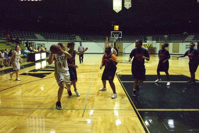 Image: Richards passes — Alyssa Richards searches to pass.