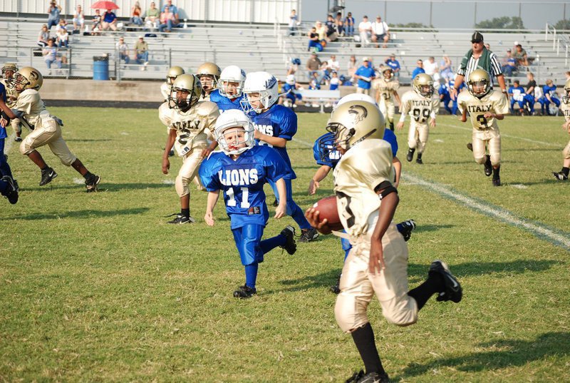 Image: Eying the distance between — Going for the touchdown.