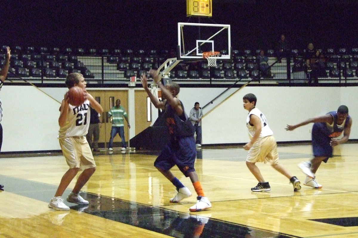 Image: Hopkins throws it in — Reed Jacinto gets free trying to receive the inbound pass from Hopkins.