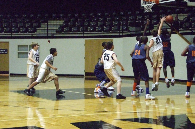 Image: Hampton’s Dawson jumps — #21 Cole Hopkins goes for the block against a Hampton player.