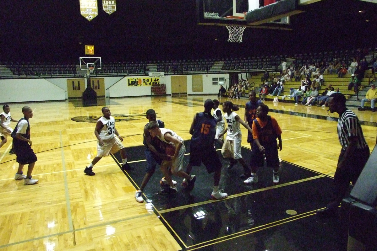 Image: Gladiators struggle for the ball — #13 Justin Wood corrals a rebound for Italy.