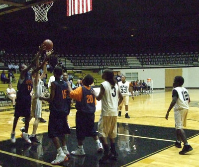 Image: Gladiators vs Hampton — The Gladiators battle in the paint for a rebound.