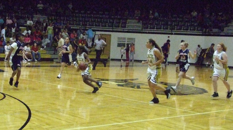 Image: Birdsong “Sings” Up the Court — Chante Birdsong #21 gathered 15 points for the Lady Gladiators Monday.