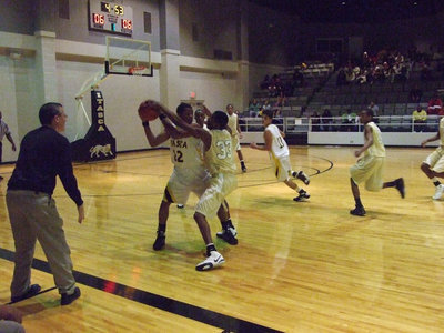 Image: Darrin Moore guards Itasca — Italy’s #33 Darrin Moore tries to take the ball from a Wampus Cat.