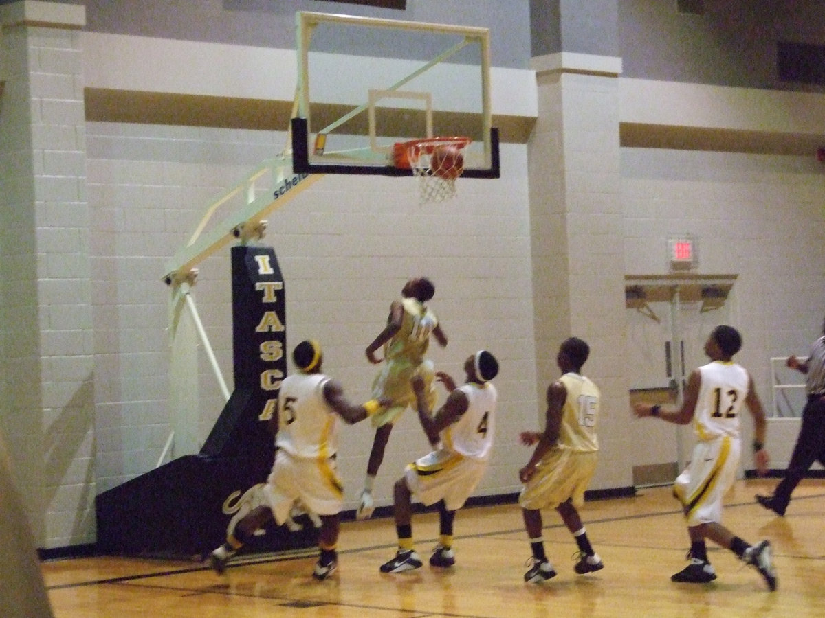 Image: Jasenio goes up — Italy’s #11 Jasenio Anderson dropped in 17-points against Itasca, but in the end, it wasn’t enough as the Wampus Cats won 62-59.