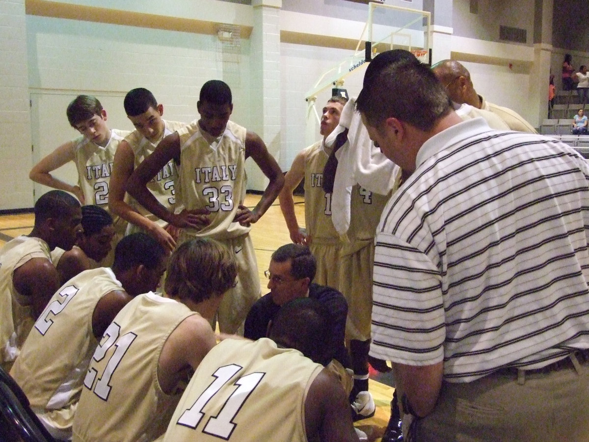 Image: Coach gives directions — Italy Head Coach Kyle Holley was more like a war general Thursday night. However, this battle would go to Itasca, as the Wampus Cats won a close contest 62-59.