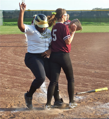Image: Ole’ — Despite her deepest desires, Sa’Kendra Norwood avoids contact with the Red Oak Catcher.