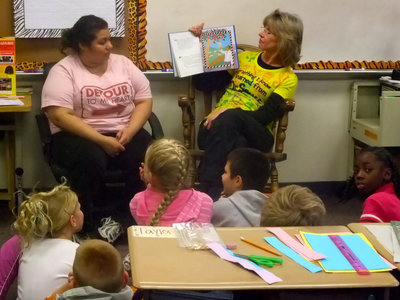 Image: Sandra Perez and Jeannette Janek — Sandra and Jeannette take turns reading to Mrs. Patterson’s third grade class in English and Spanish.
