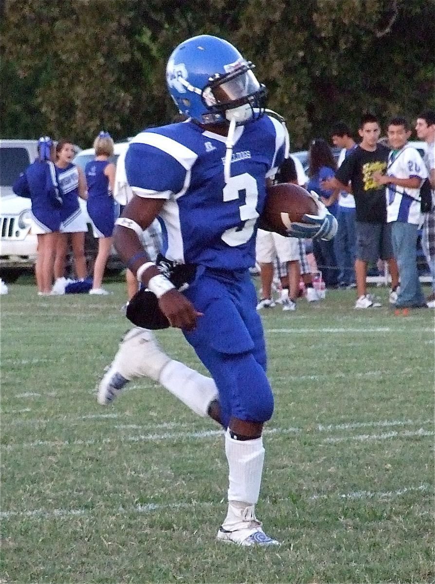 Image: Mission impossible — Stopping Milford’s football phenom Jamaar Davis(3) proved to be an impossible mission for the Walnut Springs Hornets Friday night.