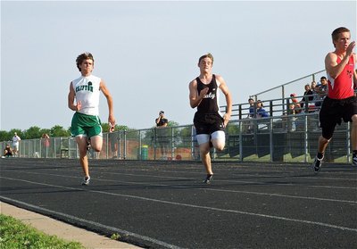 Image: Slicing air — Hayden Wood places 3rd for Italy’s JV boys during the 100 meter dash.