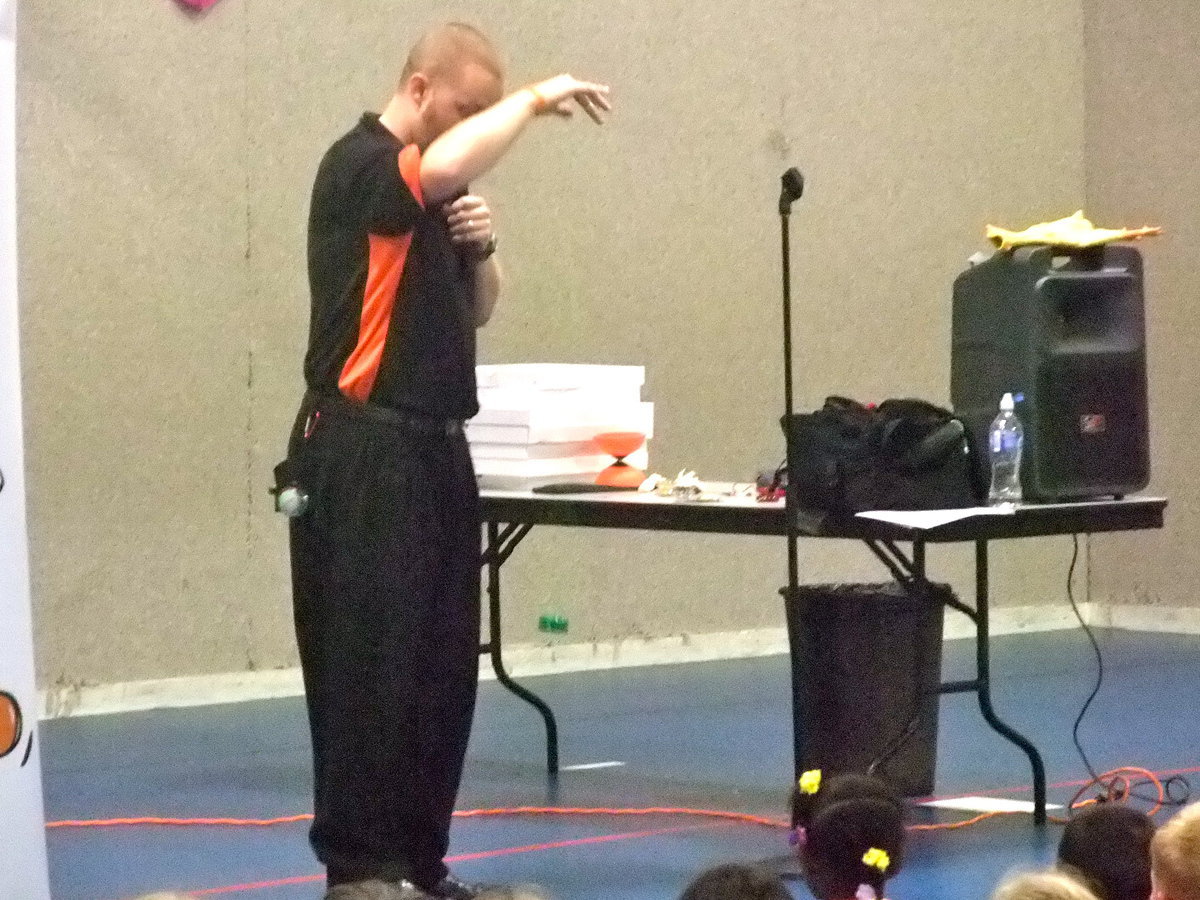 Image: Yo Yo Trick — Show the students what they can learn with a yo yo.