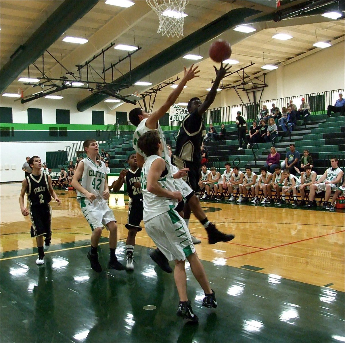 Image: Italy glides toward the rim against Clifton during the JV Boys game.