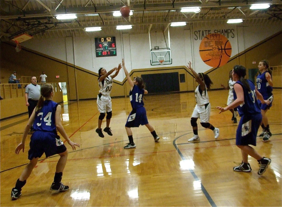 Image: Taking the shot — Ryisha Copeland(00) tries to add more points to Italy’s lead before the end of the first-quarter.