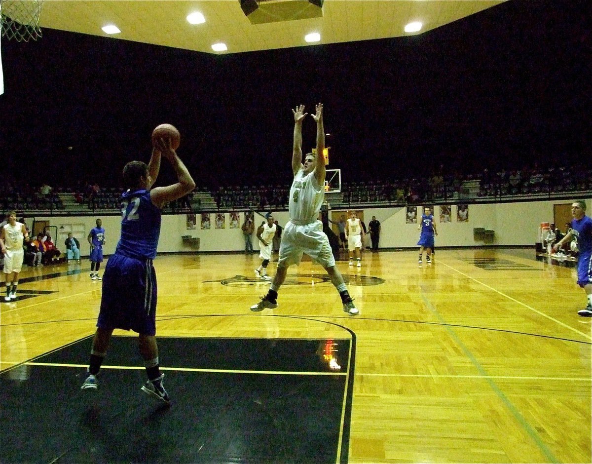 Image: Air Ashcraft — Gladiator Ryan Ashcraft(4) tries to detour a Wildcat pass attempt.