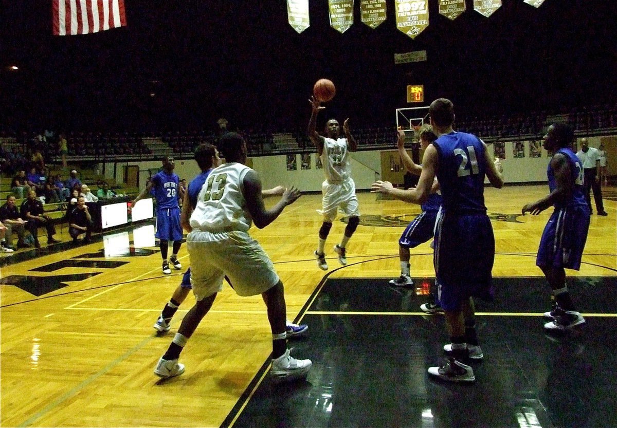 Image: Passing the Cats — Gladiator Jasenio Anderson(11) passes to teammate Larry Mayberry, Jr.(13) as the duo work for a closer shot.