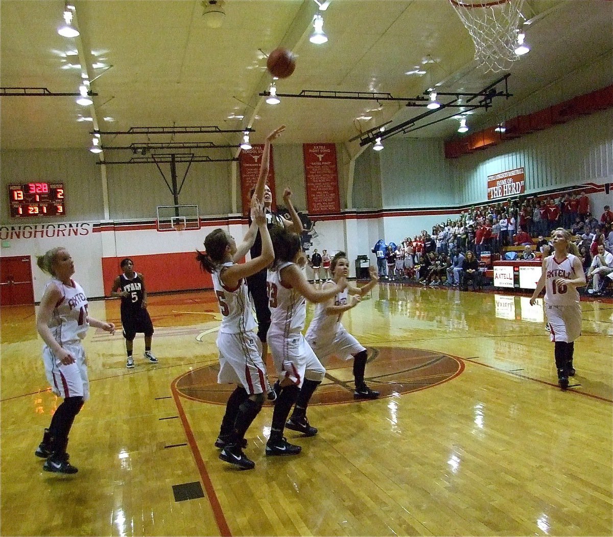 Image: Rossa’s surrounded — Italy’s Kaitlyn Rossa(3) rises up for a shot over a herd of Lady Longhorn defenders.