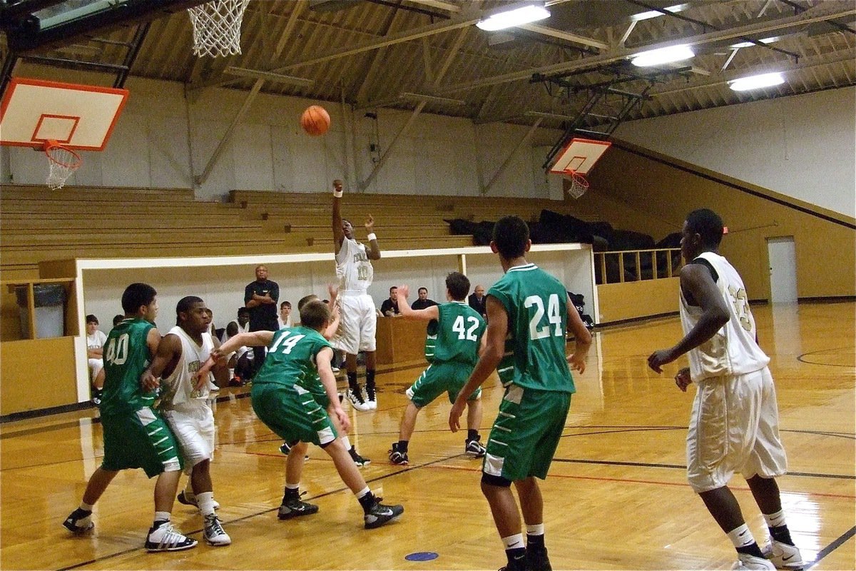 Image: Carson over the Cubs — Italy’s Eric Carson(10) drills the jumper and finishes with 13-points, including a three-pointer in the fourth quarter.