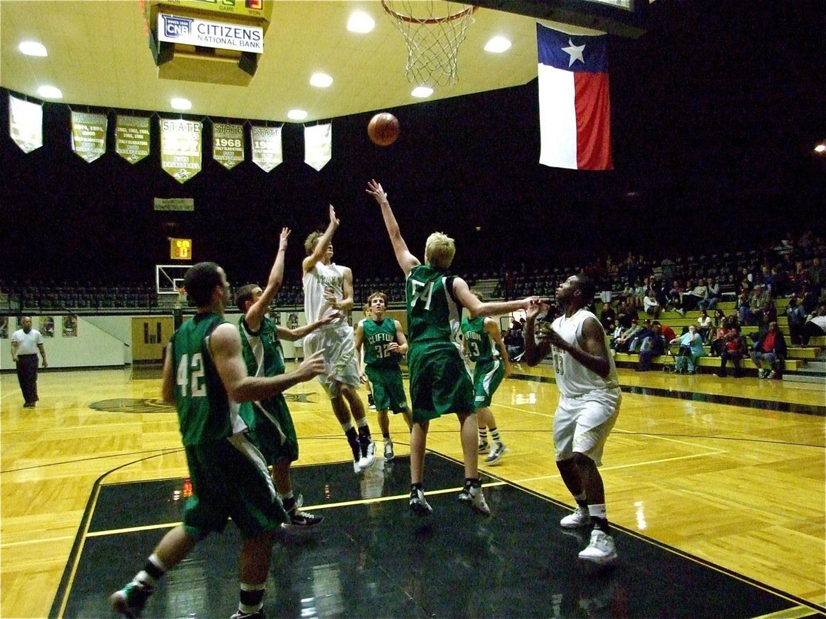 Image: Jase to Larry — Italy’s Jase Holden(4) drops a pass over the top to teammate Larry Mayberry(13).