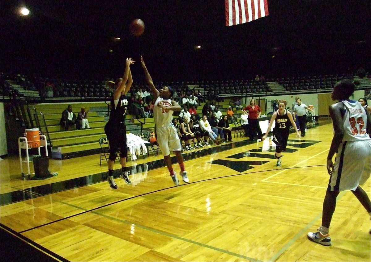 Image: No problem — Italy’s Kaitlyn Rossa(3) drills a 3-pointer with a Lady Gator defender closing in.