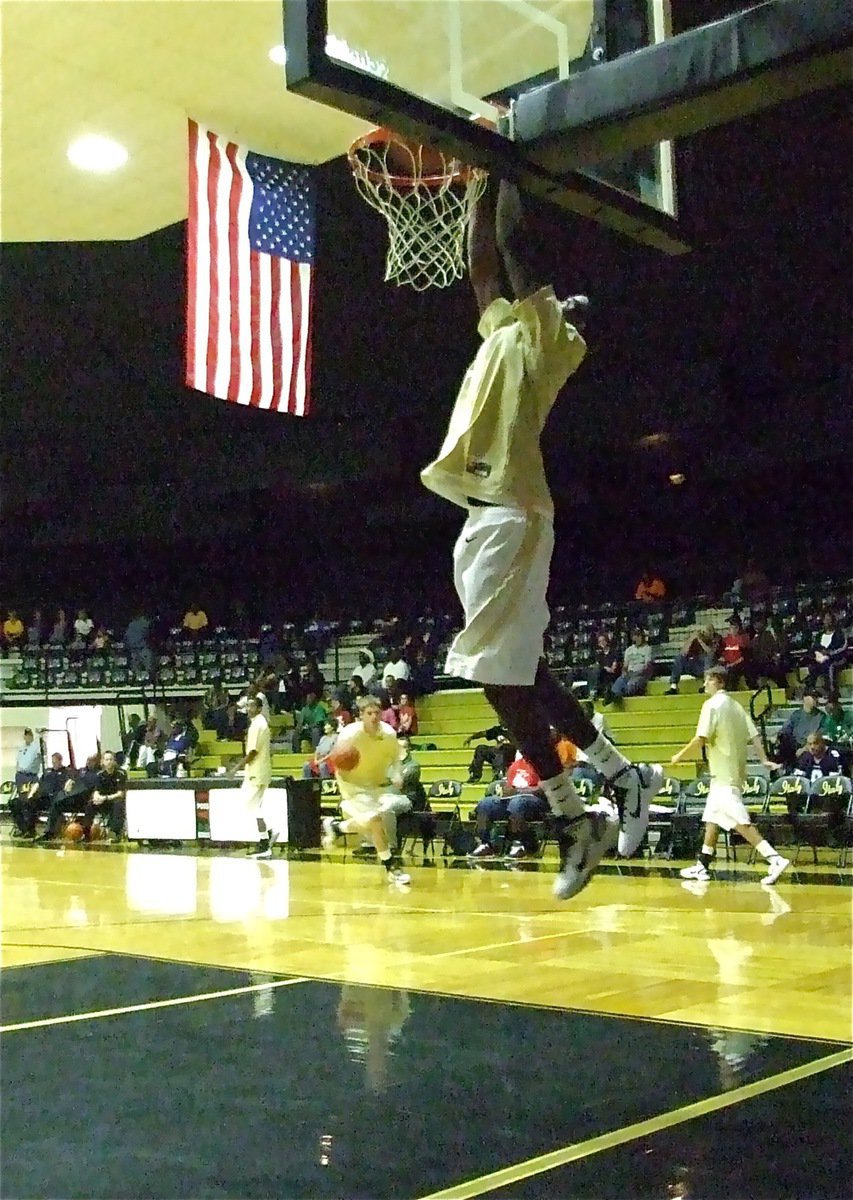 Image: Above the rim — During warm-ups, Devonta Simmons displays the hops Italy has this season.