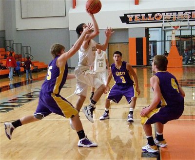 Image: Caden’s runner — Finding an alley, Italy’s Caden Jacinto(2) gets the shot away against Godley.
