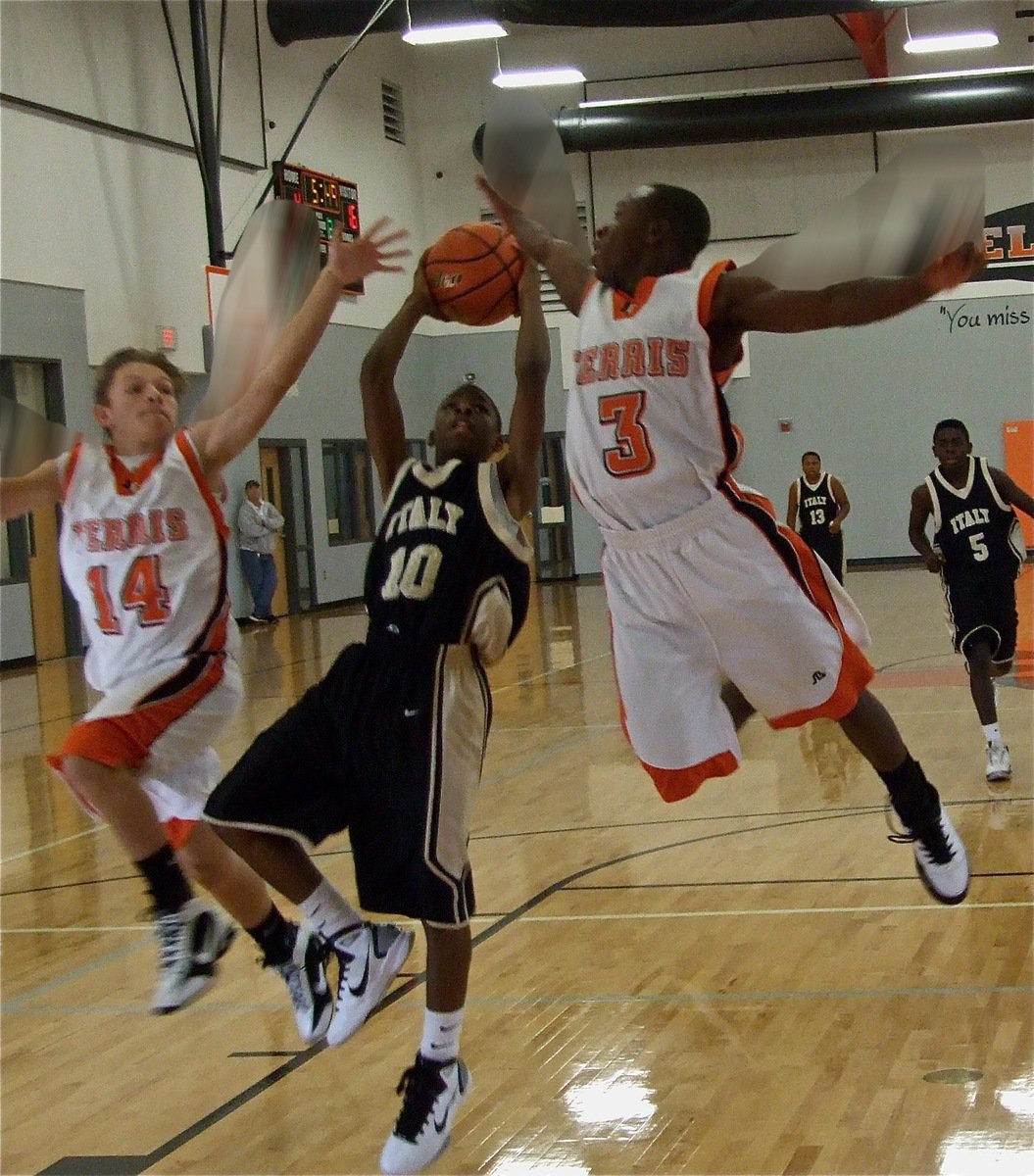 Image: Avoiding the swarm — Italy’s Eric Carson(10) lets a couple of Yellow Jackets buzz past him before scoring the layup.