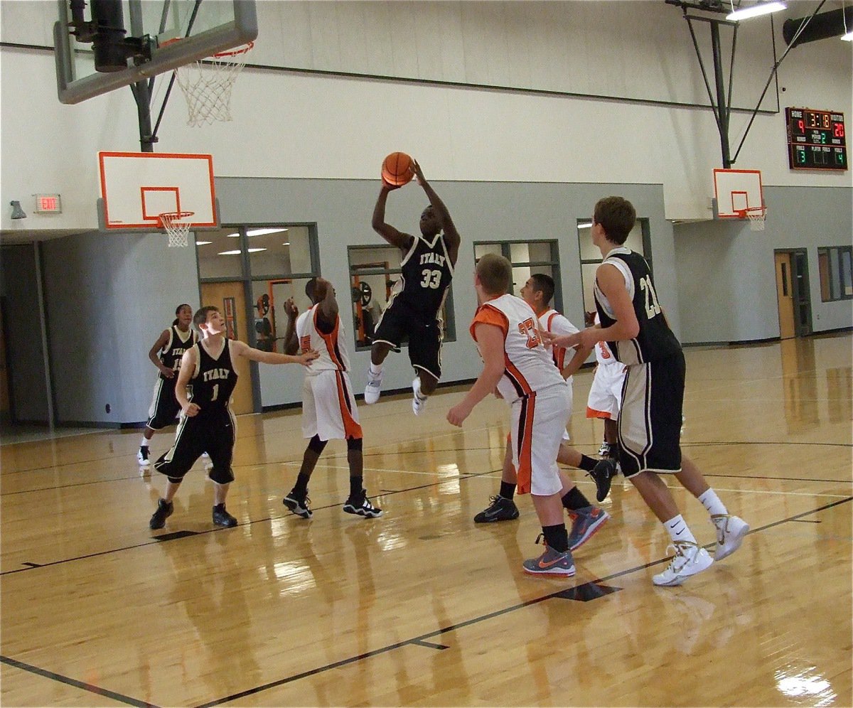 Image: Skillage — Italy’s T.J. Cockran(33) scores inside against the Ferris Yellow Jackets’ freshman team.