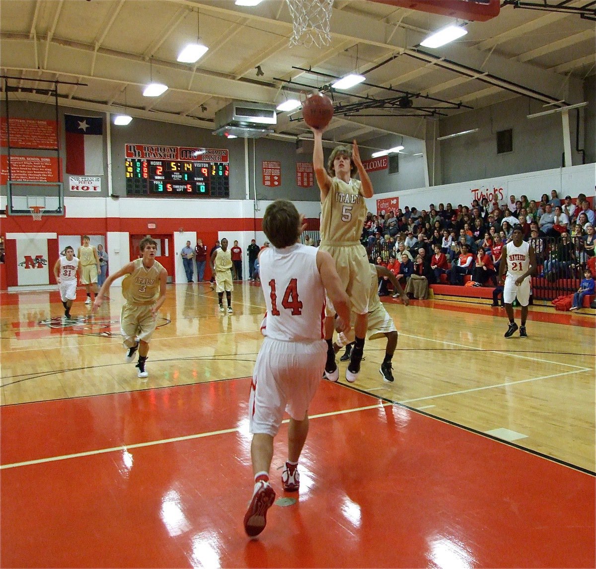 Image: Colton squares up — Colton Campbell(5) pulls up for two more points to help Italy build an early lead.