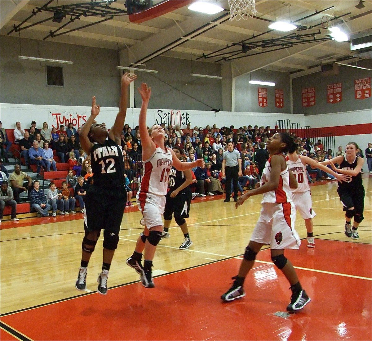 Image: Bank on it — Lady Gladiator Chante Birdsong(12) scores a layup to help Italy’s cause.