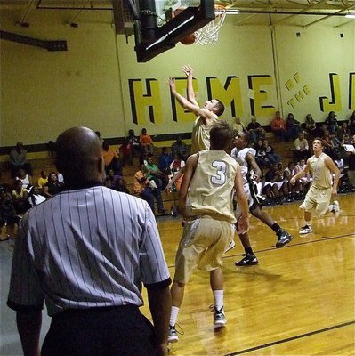 Image: Itson scores it — Italy’s Bubba Itson(1) puts in 2-points against Hubbard.