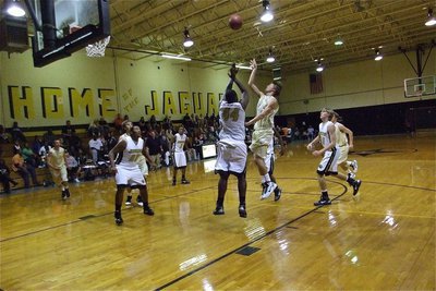 Image: Holden let’s go — Italy’s Jase Holden(3) lofts a floater toward the rim.