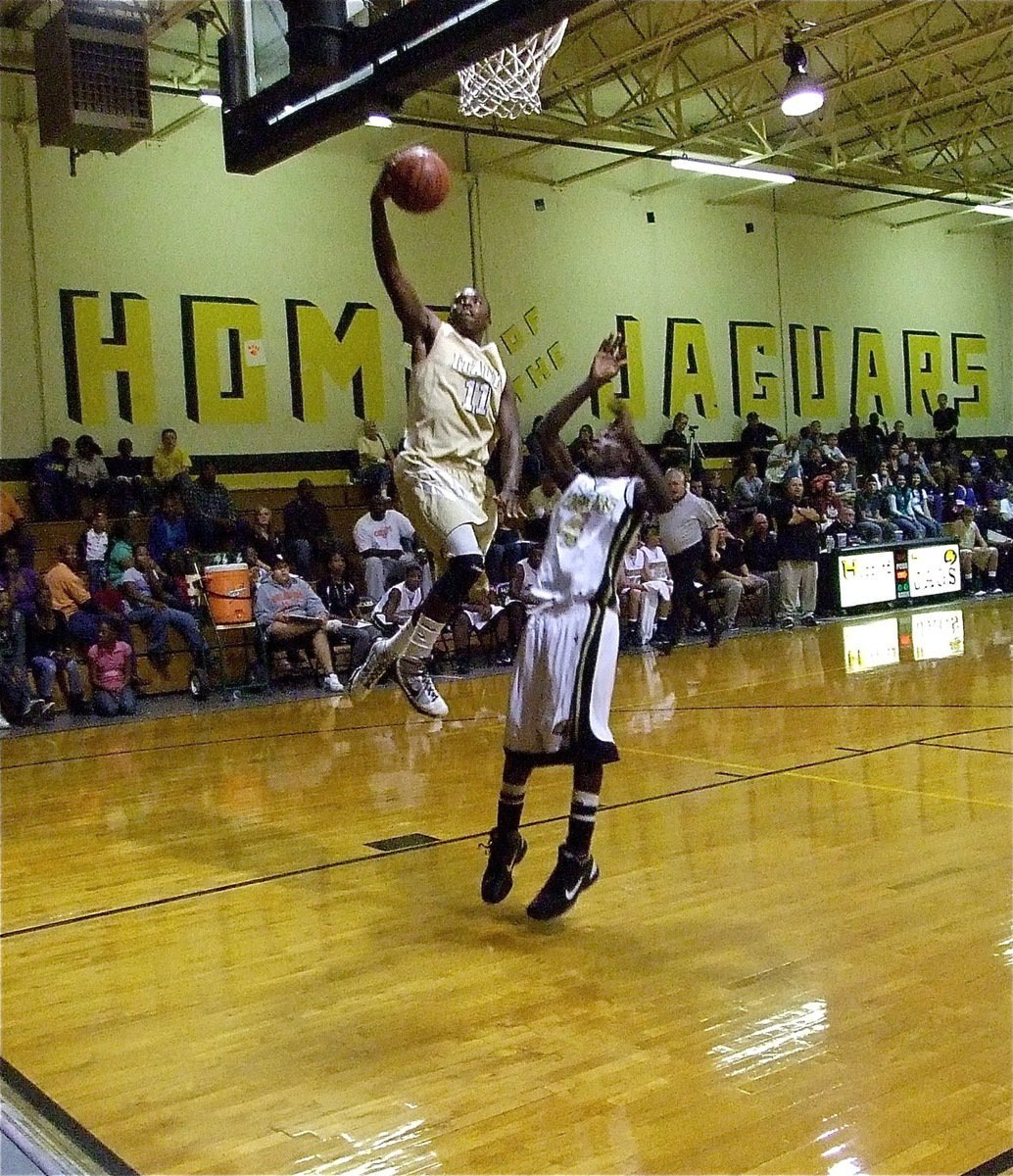 Image: Senio skies — Jasenio Anderson(11) finishes the fast break with a layup as Italy finishes off Hubbard 79-57.