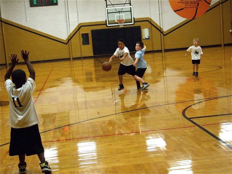 Image: Seeing the floor — Italy’s Evan Cunningham(13) passes to teammate Joseph “Baby Joe” Phillips(11).