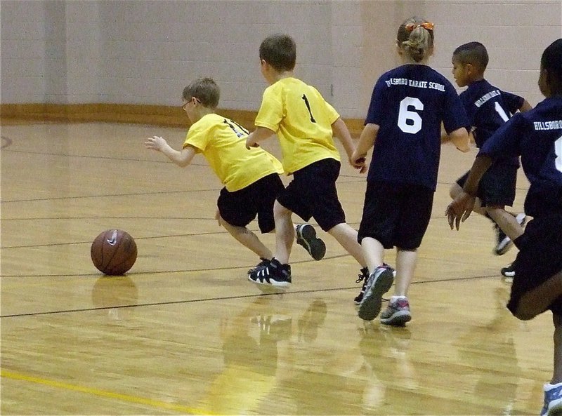 Image: We got it! — Italy Yellow’s Kort Holley(10) and Bryce Deborde(1) try to control a loose ball.