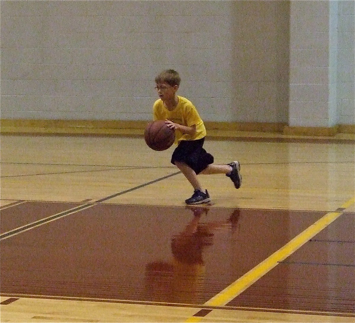 Image: Looks familiar… — Kort Holley dribbles up the floor. Kort’s father, Kyle Holley, also grew up dribbling the ball for Italy and is an assistant coach for Italy Yellow.