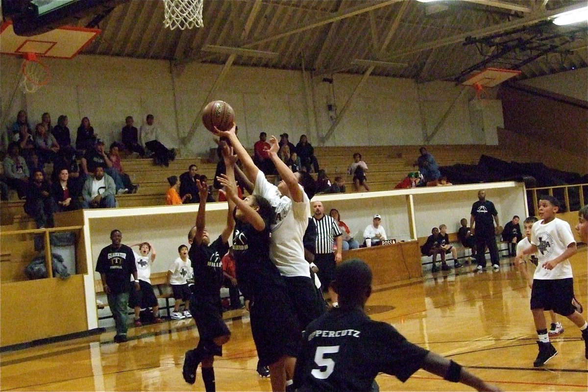 Image: Get that rebound! — David De La Hoya outreaches Hillsboro Black for a rebound back in the old Italy gym for his Italy White team head coached by Edwin Wallace.